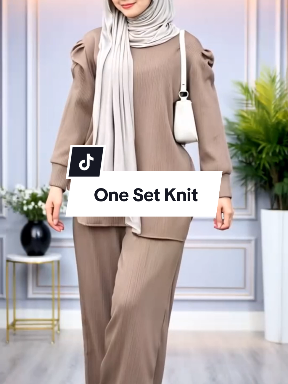 Siapa bilang simpel nggak bisa elegan? Oneset Knit Nina dari Milati bikin gaya hijabmu makin stunning! 💃 Nyaman, stretch, dan cocok untuk semua ukuran. Yuk, cek sekarang! #OnesetKnit #OnesetKnitElegan #OnesetKnitMilati #KnitFashion #OnesetKnitNina #HijabStyleKnit #OnesetKnitJumbo #KnitCondru #onesetknitmurah 