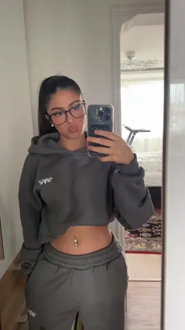 Tracksuit von @45KEYS bin verliebt😋🤞🏽 // sie will mich sehen weil sie kann mich nicht vergessen..
