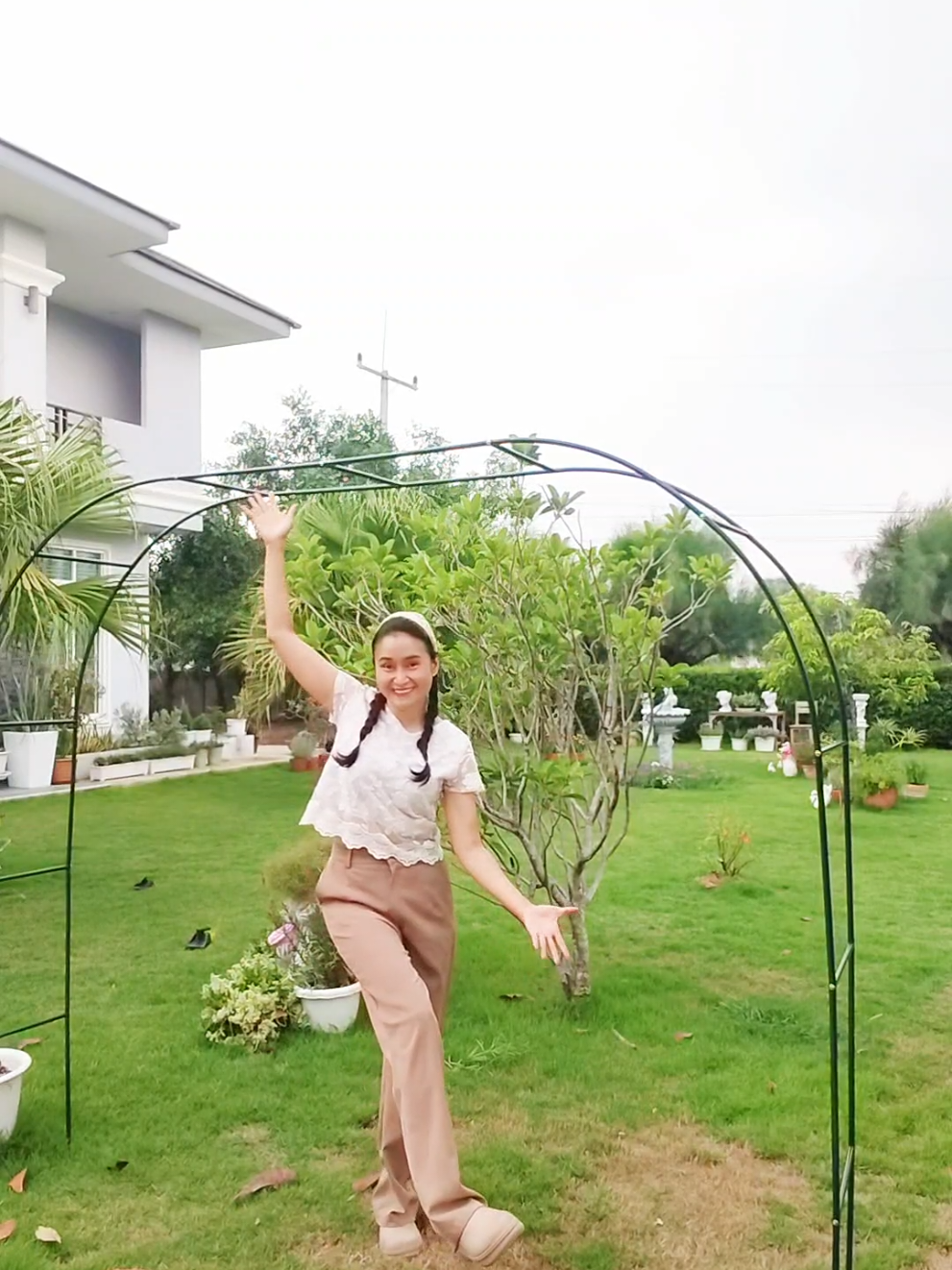 ซุ้มโครงเหล็กใช้ทำค้างผัก ใช้ปลูกไม้เลื้อยประดับ ทำซุ้มงานแต่งได้ เลื้อยสวยไม่มั่ว แข็งแรงไม่กลัวฝน ประกอบง่ายผู้หญิงก็ทำได้! #ซุ้มไม้เลื้อยโครงเหล็ก #ซุ้มโครงเหล็ก #ค้างผัก #ซุ้มโค้ง #ซุ้มกุหลาบ #อ้อเล่าเรื่องบ้าน  