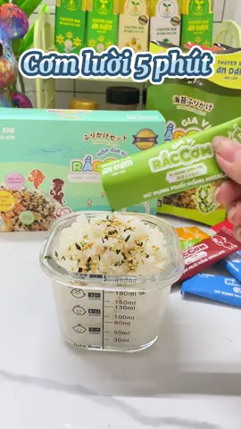 Vừa nhanh gọn tiện lợi mà lại vẫn đủ chất cho con thì chỉ có thể là gia vị rắc cơm của Thuyền Xưa. 3 bé nhà mình mê gia vị rắc cơm của hãng này lắm các mẹ mua thử cho bé nhà mình nha #memeotomtit #giaviraccomthuyenxua #thuyenxuafoods 