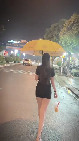 Đời em chỉ được tới đó thôi à, chạm được chút nắng lại đón cả mưa giông.☺️