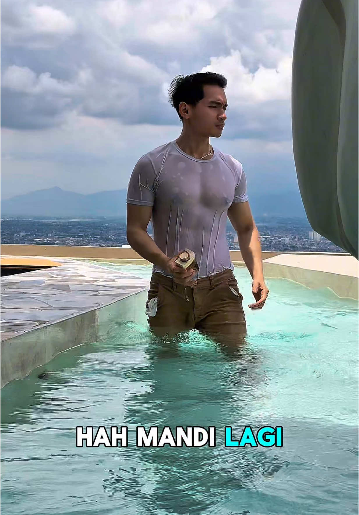 CRINGE GA SIH? Wkwk. Maap 🙏🏼 anyway, walaupun ini bukan parfum fav-ku, aku biasa pake ini pas gym aja, karena aromanya kuat. Jadi msh masuk untuk olah raga 👍 #foryoupage #fyppppppppppppppppppppppp #luxuryhotels #luxurylifestyle #Lifestyle #staycationjakarta #staycationbandung #parfumviral #xyzbca #muscleup 