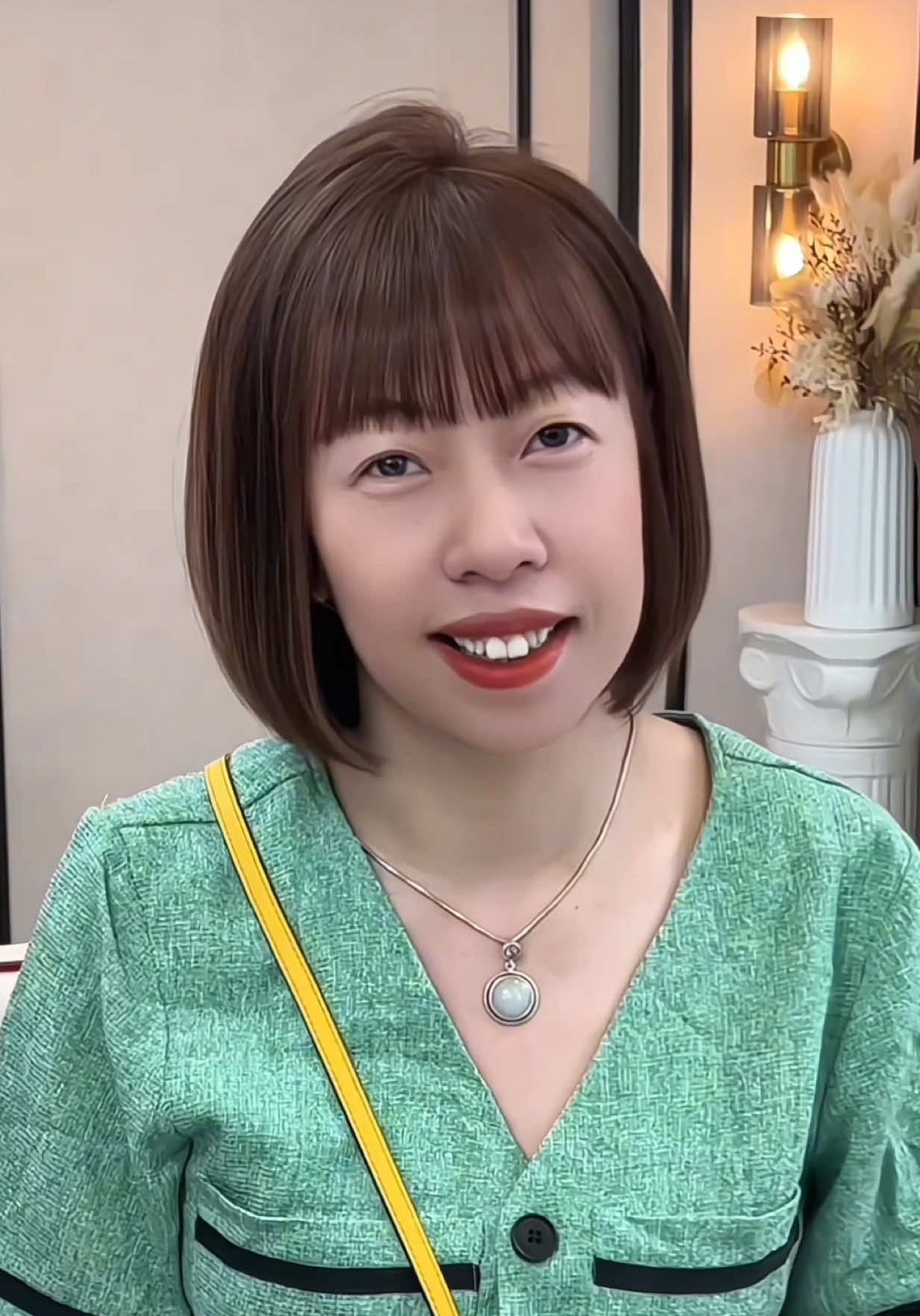 Khuôn mặt dài, thay đổi bất ngờ cùng mái tóc ngắn trẻ trung #tocngan #tocdep #hairstyle #U50 