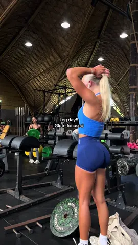 Loved this gym!! I have a bit body dysmorphia right now since I have lost a lot of muscle and strength, but I know I can gain it back quickly when I’m back home 💙 My outfit is from @DFYNE my code ELLIE gives 💸 off (ad) The full workout: Hip Thrust - 3 set 8-10 reps RDL - 3 set 8-10 reps Glute extension - 3 set 8-10 reps Cable kickbacks - 2 set 10-12 reps #dfyne #gymmotivation #glutegrowth #gymoutfit 