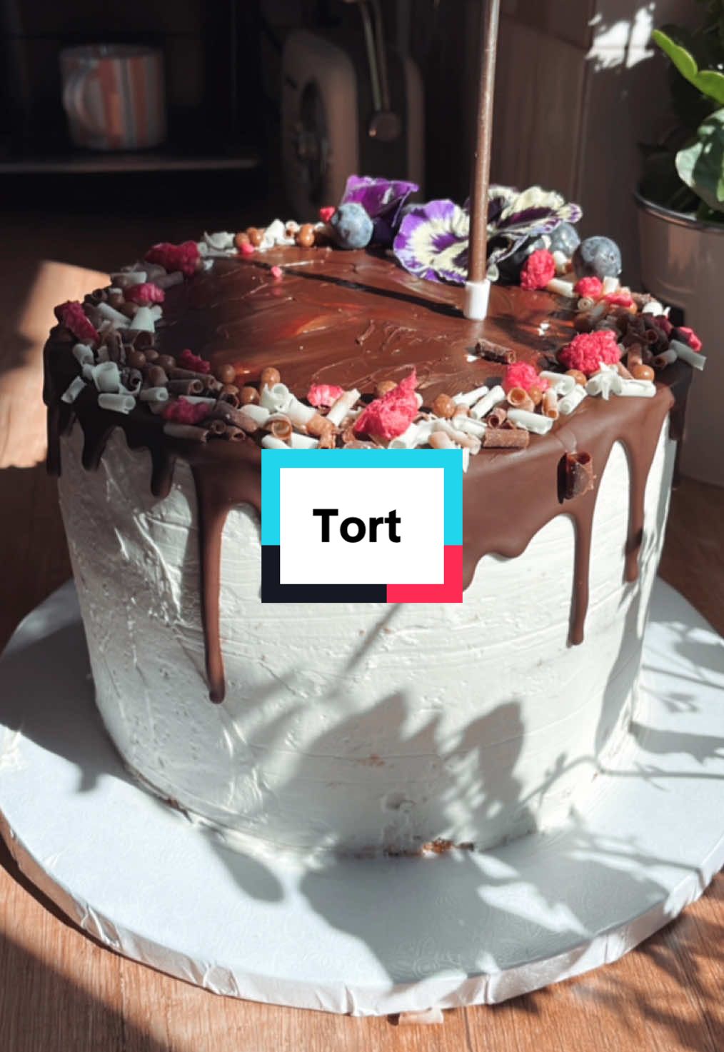 Takie pyszne cudo udało mi się stworzyć dzięki prezentowi od @slodkiewsparcie ❤️   Jeśli tak jak ja eksperymentujecie z pieczeniem zajrzyjcie na jej stronę, znajdziecie tam wszystko co potrzeba ❤️    #prezent #tort #czekolada #kokos #truskawki #domowedesery #prosteprzepisy #mango #kremmango #kremkokosowy #kremrafaello #zelkaananasowa 