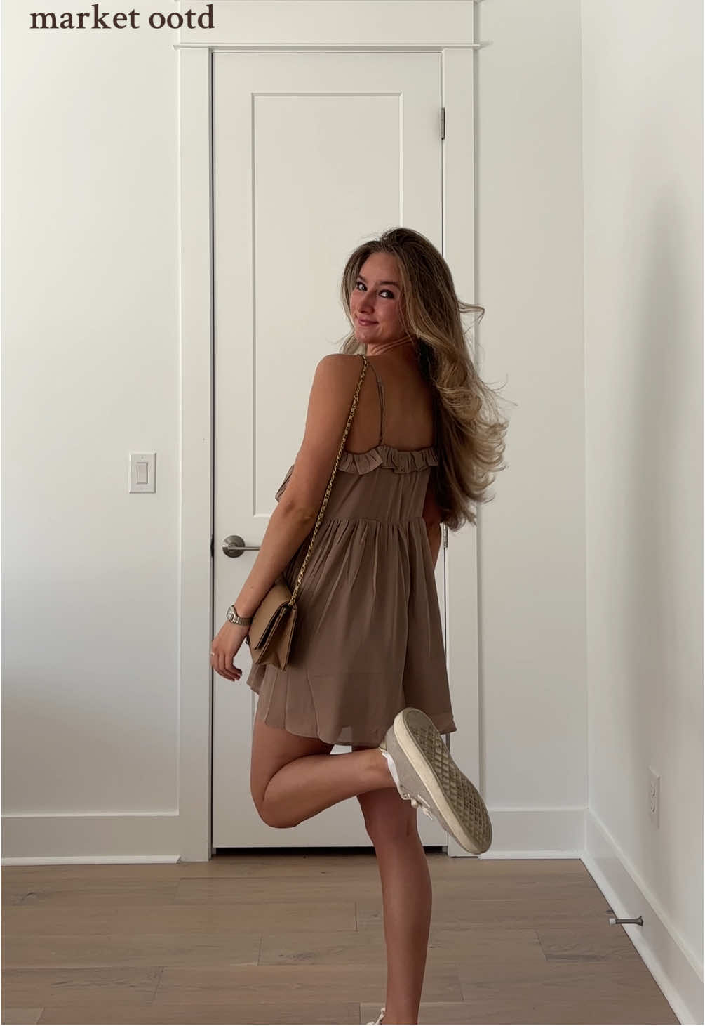 I think this is the best dress I’ve ever owned 🤎 @abercrombie  • • #minidress #browndress #summerdress #springfashion #fashion #summeroutfit #fashioninfluencer #classy #chic #aesthetic #cochella #cochellavalley 