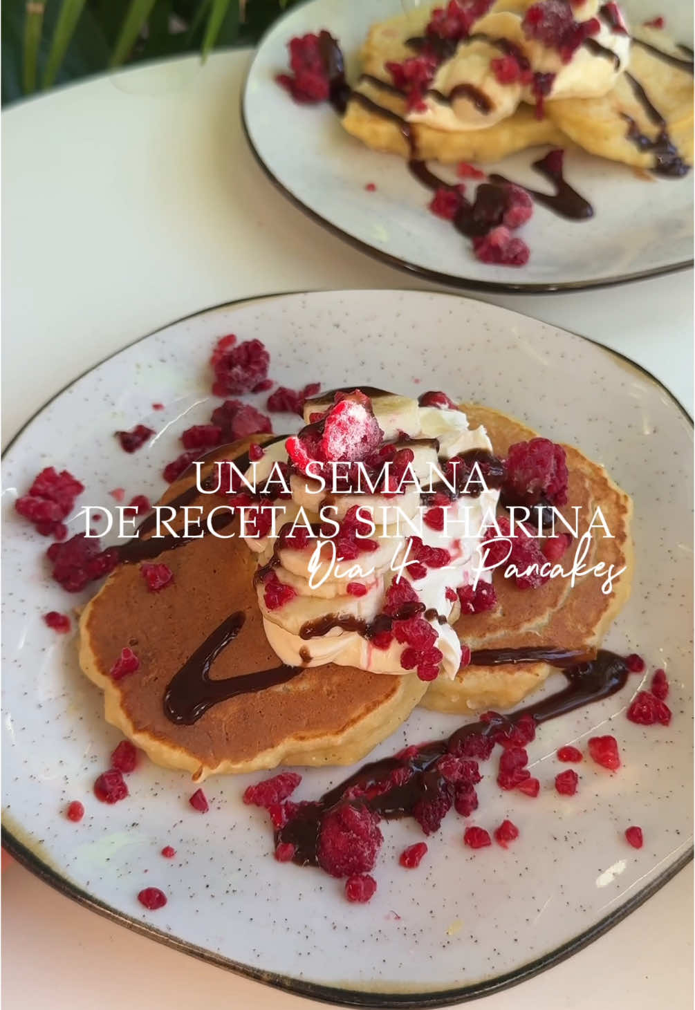 Una semana de recetas sin harina. Hoy, pancakes 🥞  De mis desayunos favoritos si los hay. Pancakes en todos los sabores y formas posibles, claro que siiii 🤙🏽 Hoy estos MEGA esponjosos y fáciles de manzana 🤭 Ingredientes 1/2 manzana roja rallada 1 huevo o 1 huevo y 1 clara 1/2 taza de leche o bebida vegetal Extracto de vainilla a gusto 1 cucharada de stevia 6 cucharadas de harina de almendras o de avena 1 cucharadita de polvo de hornear Sumale los toppings que quieras y arranca este domingo con toda la energía 😎 #cocina #recetasfaciles #cocinacasera #recetas #cocinafacil #recetascaseras #pancakes #pancakessingluten #sinharinas #recetassingluten #recetassinharina #keto #ketorecipes