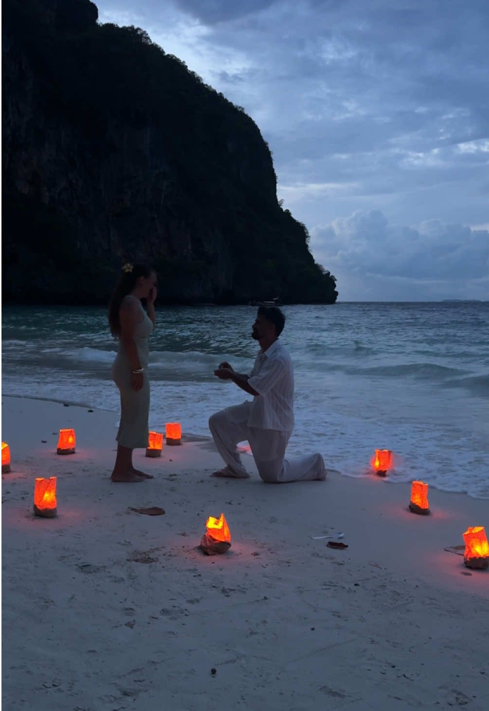 Acht Jahre liegen hinter uns. Acht Jahre voller gemeinsamer Erinnerungen, voller Lachen, Tränen, Herausforderungen und unvergesslicher Momente.  Wir sind zusammen gewachsen, durch Höhen geflogen und durch Tiefen gegangen aber immer Hand in Hand. Jetzt stehen wir an einem neuen Punkt in unserem Leben. Wir sind verlobt.  Und obwohl es nur ein Wort ist, bedeutet es für uns so viel mehr: Vertrauen, Versprechen, Zukunft.  Es ist der nächste Schritt, den wir ganz bewusst gemeinsam gehen – mit dem Wissen, dass alles, was wir bisher erlebt haben, uns genau hierhergeführt hat. Wir haben gelernt, dass das Fundament einer Beziehung nicht Perfektion ist, sondern Kommunikation, Respekt und das tiefe Verständnis füreinander.  Es war nicht immer leicht, aber genau das macht unsere Verbindung so besonders.  Denn wir haben nie aufgehört, füreinander da zu sein. Nie aufgehört, zu reden auch wenn es schwer war.  Nie aufgehört, uns zu respektieren auch wenn wir unterschiedlicher Meinung waren.❤️ #couple #Relationship #beziehung #couplestiktok #fyp #lunaundmahdi #heiratsantrag #proposal 