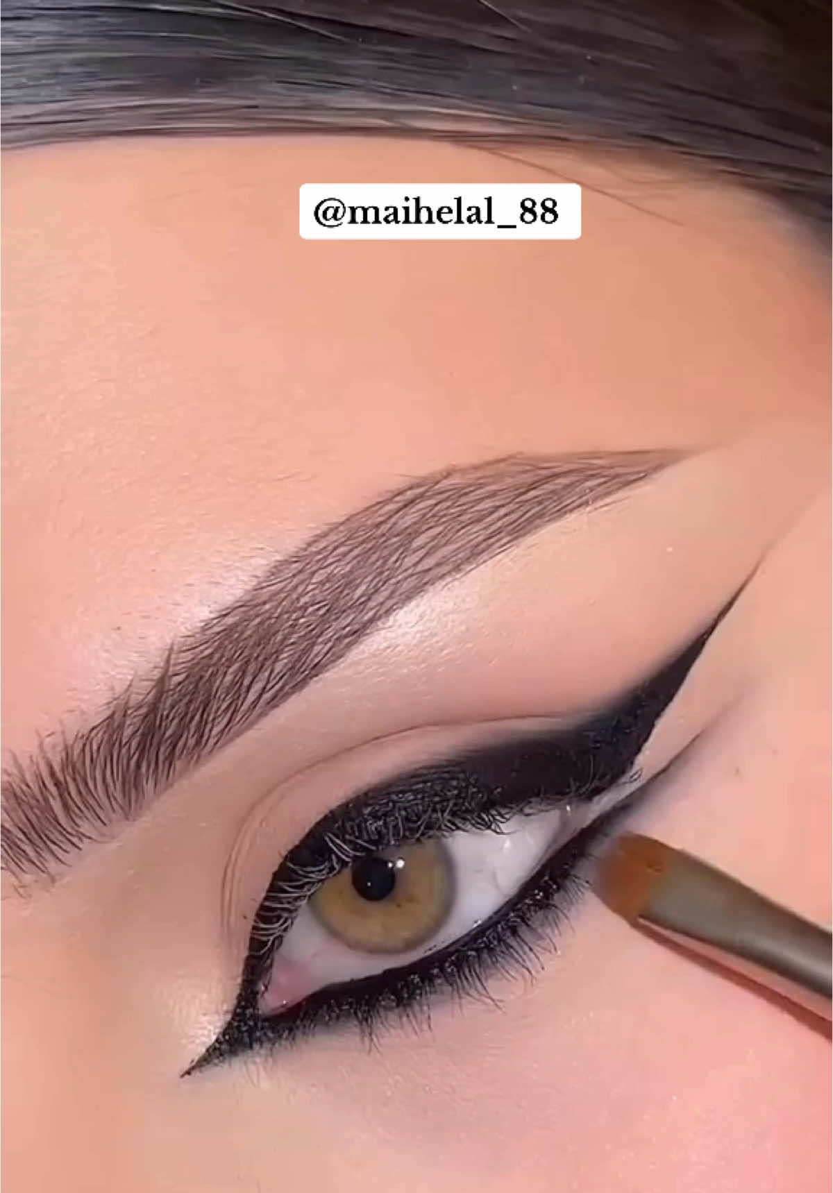 علشان تاخدي نتيجة كويسه وانتي بترسمي اللاينر لازم ترسميه وعيونك مفتوحه علشان تشوفي نهاية التبطينه فين وترسمي من عندها وبعد كده تبداي تملي الفراغات اللي داخل الخطوط وياريت مفيش وحده تعلق ان دي مش عيون مبطنه وده معناه ان هي ما تعرف للميكب في درجات من التبطينه بنات في الخفيف وفيه القوي الفكره وحده على حسب درجة التبطين هتعرضي الخط او هتخليه رفيع طول ما في كسره بالعين والجفن العلوي اللي احنا بنسميه الجفن الثابت نازل شويه عالجفن المتحرك ده معناه ان العيون مبطنه نزلتلكم فيديو زي ده قبل كده بس انتوا يابنات مش بتدخلوا تدوروا عالفيديوهات في الحساب نزلته مره تانيه علشان تشوفوه عالعين الطبيعيه علشان هيبان الشرح اكتر من المجسم لان بيجيلي مسجات كتير بتسالني على لاينر العيون المبطنه وبس والله اذا استفدتي متنسيش تدعميني بلايك وكومنت وشير وحفظ للفيديو واذا اول مره تشوفيني تابعيني حسابي تعليمي لكل ما يخص الميكب الفيديو توضيحي مش من شغلي   #Eyeliner #eyelinertutorial #makeuptutorial #makeup #makeupartist #creatorsearchinsights 