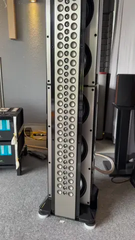 40 dải tweeter, 64 dải midrange và 6 woofer, Trong 1 thùng 🔊 Loa #Mclntosh #XRT2K  Cao 2m15.  Nặng 205kg