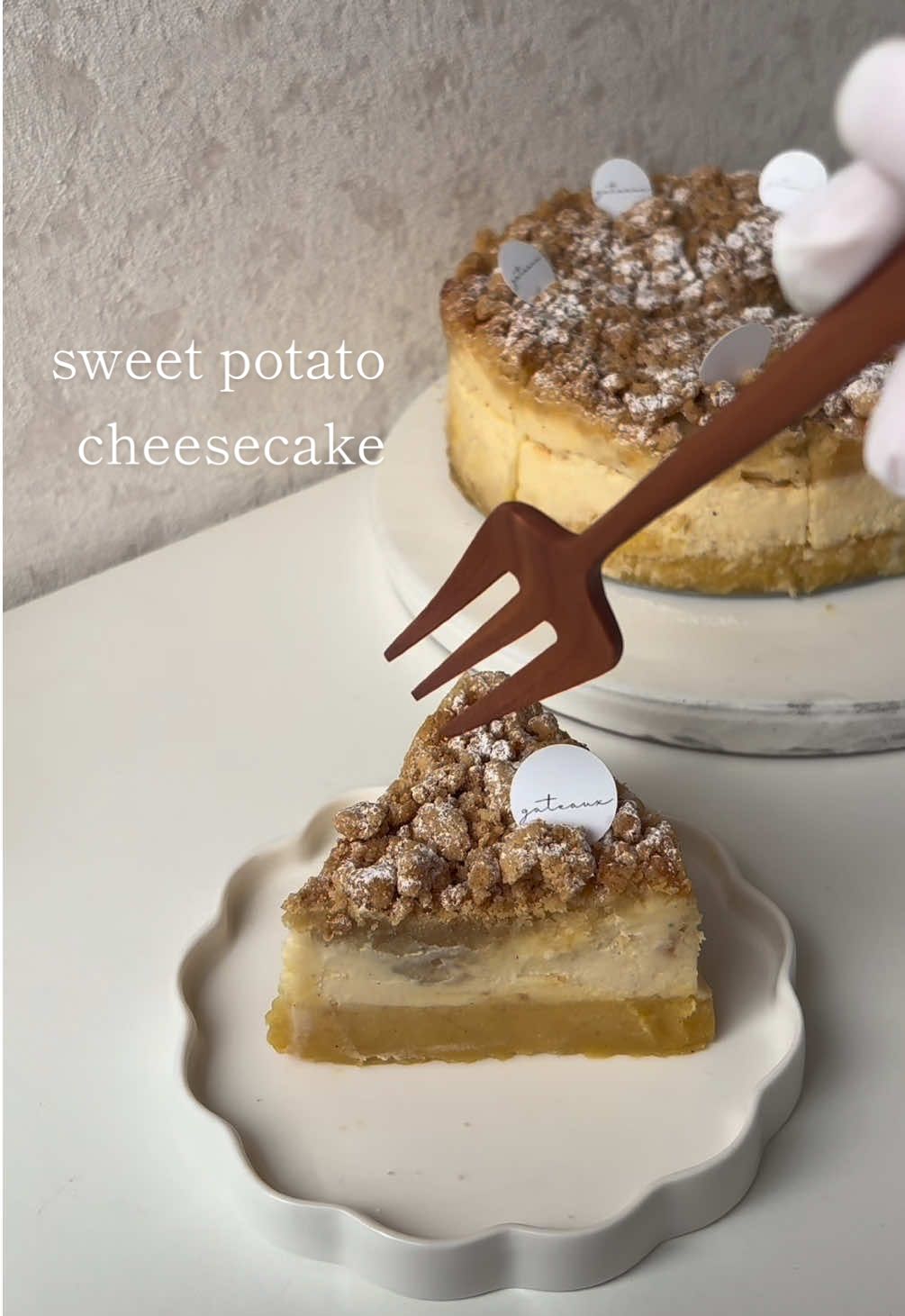 . スイートポテトとチーズケーキの 二層のクランブルケーキ🧀 友達が焼き芋とチーズケーキ好きの彼氏に誕生日ケーキ作って欲しいとリクエストいただいた！ 私のケーキが美味しいと2人でずっと褒めてくれてて次は結婚祝いのケーキまでお願いされて幸せ🤦🏻‍♀️🤍🤍 次はどんなケーキにしよかな😌💗 #さつまいもチーズ#焼き芋 #スイートポテトケーキ #スイートポテト #クランブルケーキ #クランブルチーズケーキ #誕生日ケーキ#バースデーケーキ #お菓子作り #お菓子作り好きな人と繋がりたい #お菓子づくり 