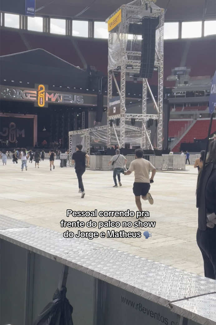 A menina esbarrando no menino kkkkkkkkkkk, foi entretenimento pra quem tava trabalhando #fy #pravoce #fyp 