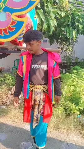masih kaku ang sikile aja dibully😁 #dalangsingadepok #dalangdepok #dalangdepokviral #singadepok #tarlingindramayu #tarlingdermayu #tarlingcirebonan #tarlingindramayucirebon #tarlingdermayu_cirebon #bismilahfyp #semogafyp 