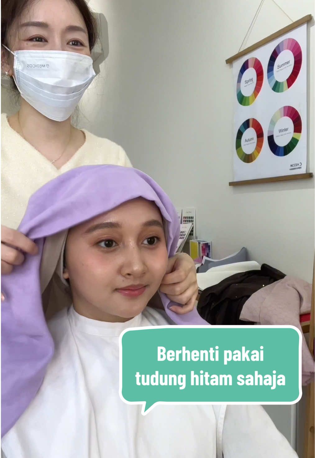 Pakai tudung hitam setiap hari?????🙅‍♀️ Warna peribadi sangat penting untuk tudung tau🧕 Sebab tudung membingkai wajah kita, jadi ia sangat dipengaruhi oleh warna peribadi😮 Cari warna tudung yang paling sesuai dengan anda pun boleh buat perubahan besar! Bukan warna saja, tapi saiz & bentuk corak pun beri ‘vibe’ yang berbeza tau 😉😘 Kalau nak tahu palet warna terbaik untuk diri anda, jom datang jumpa kami! Kami sedia bantu🩷 #personalcolor #personalcolorhijab #personalcoloranalysis #personalcoloracademy #personalcolormalaysia
