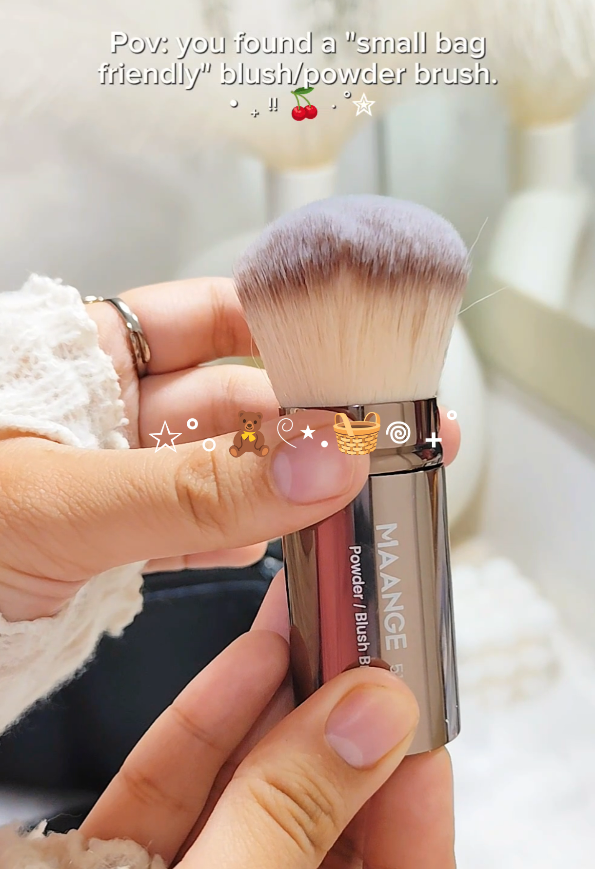 A cute, minimalist makeup brush that fits perfectly in a small bag—just like mine. Get yours now! ۶ৎ #maangebrush #maange #maangemakeupbrush #telescopicbrush #blushbrush #powderbrush #makeupessentials #girlessentials #essentials #fyp #fypage #foryoupage #tiktokfinds 