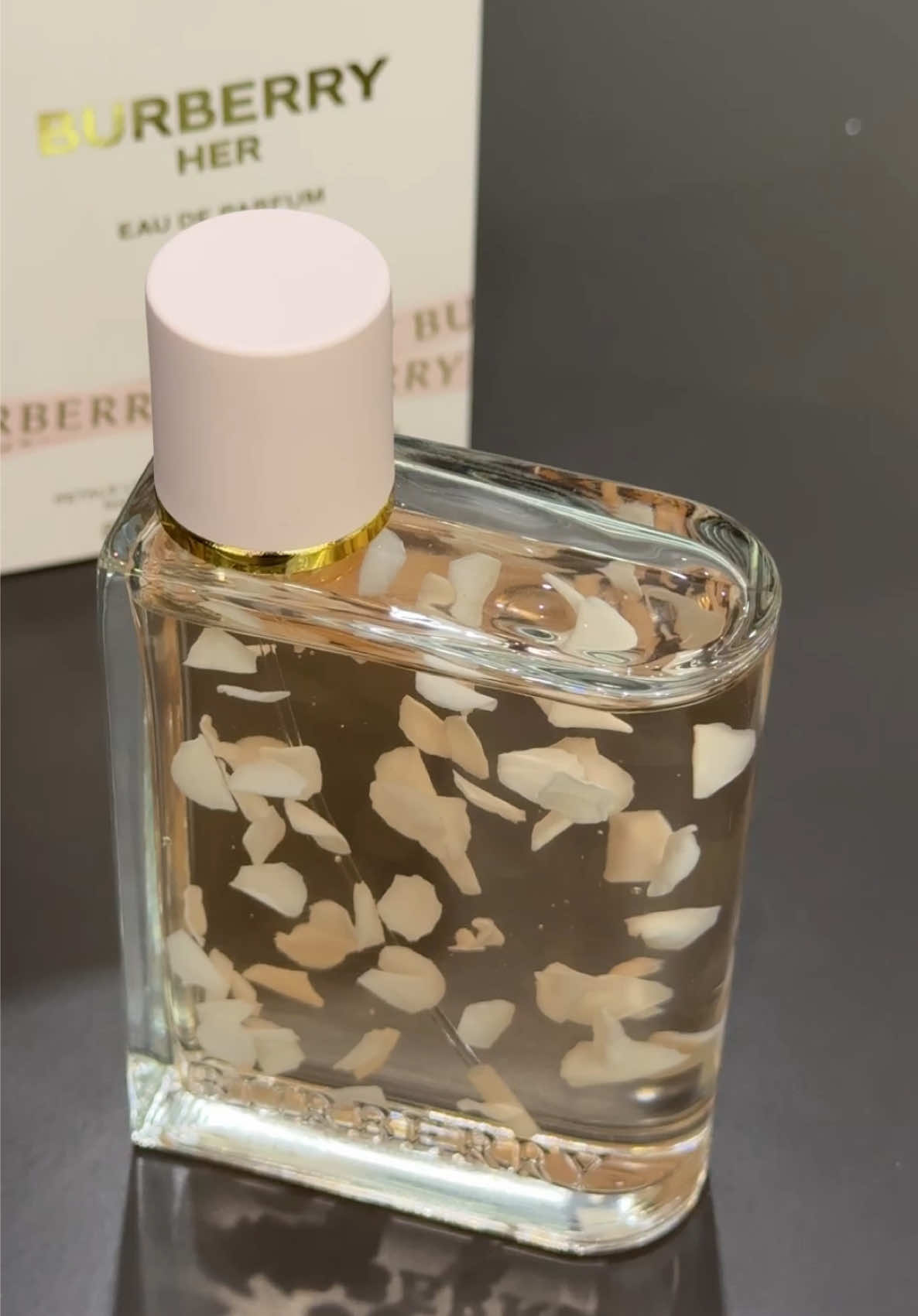 Burberry Her phiên bản limited với những cánh hoa trong veo đẹp mộng mơ bên trong, gu nàng nào đây ạ xinh quá nè. 😍 Mở đầu ngọt ngào và đáng yêu của dâu tây chín mọng, hoà cùng hoa violet và xạ hương nhẹ nhàng - vibe của cô gái nữ tính, luôn tươi tắn và toả sáng rực rỡ như ánh nắng ban mai. 🌸 #annora #annoravn #burberry #burberryher #limitededition #unboxing #perfume #perfumetiktok#permr #fyp #review #beauty #nuochoa #nuochoachinhhang #nuochoanam #nuochoanu #xuhuongtiktok #viral