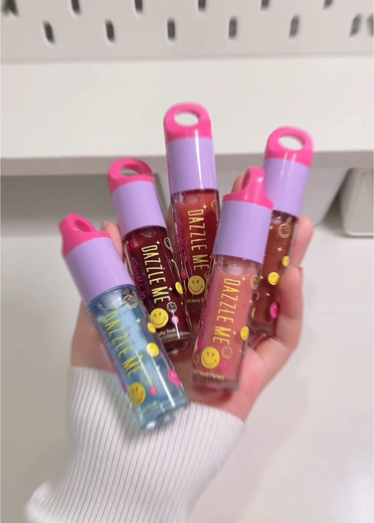 DAZZLE ME X SmileyWorld Over Glow pH Lip Oil ลิปออยล์ บำรุงริมฝีปากให้ฉำวาว ชุ่มชื้น เนื้อ บางเบา ไม่เหนอะหนะ มีSPF25 PA++  ด้วยยยยย🎀😍✨☁️ #dazzleme #dazzlemebeauty #รีวิวบิวตี้ #lipoil #lipoildazzleme #lipgloss #ลิปออย #รีวิวบิวตี้ในtiktok #fypシ゚ #foryoupage 