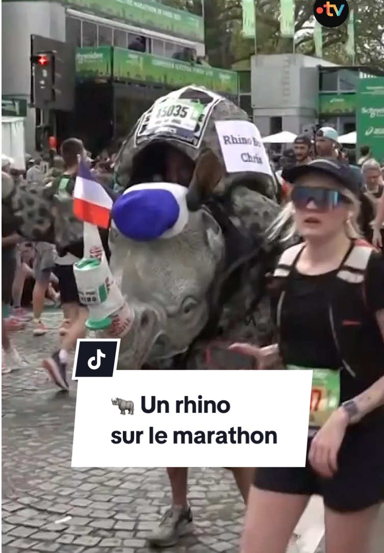 🎽 #ParisMarathon | 😅 Un déguisement pas des plus aérodynamiques…  📺 Retrouvez toutes les réactions en direct sur la plateforme france.tv