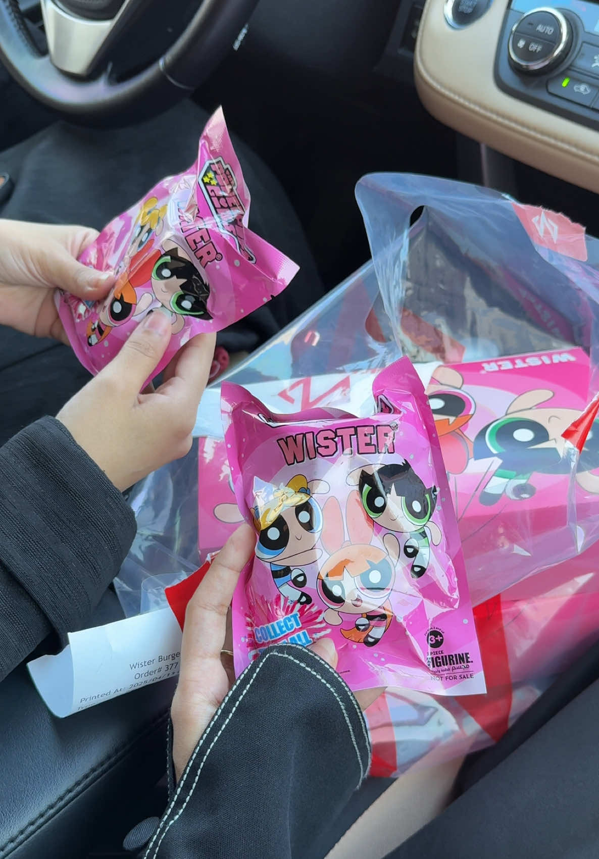 تقول لو ماخذه مشروب بدال اللعبه احسن😭😭 الي عندها الخضرا تبادلها لانها زعلانه علينا🙎🏻‍♀️ #فتيات_القوة #viral #foryou #fyp  #ويستر #powerpuffsgirls 