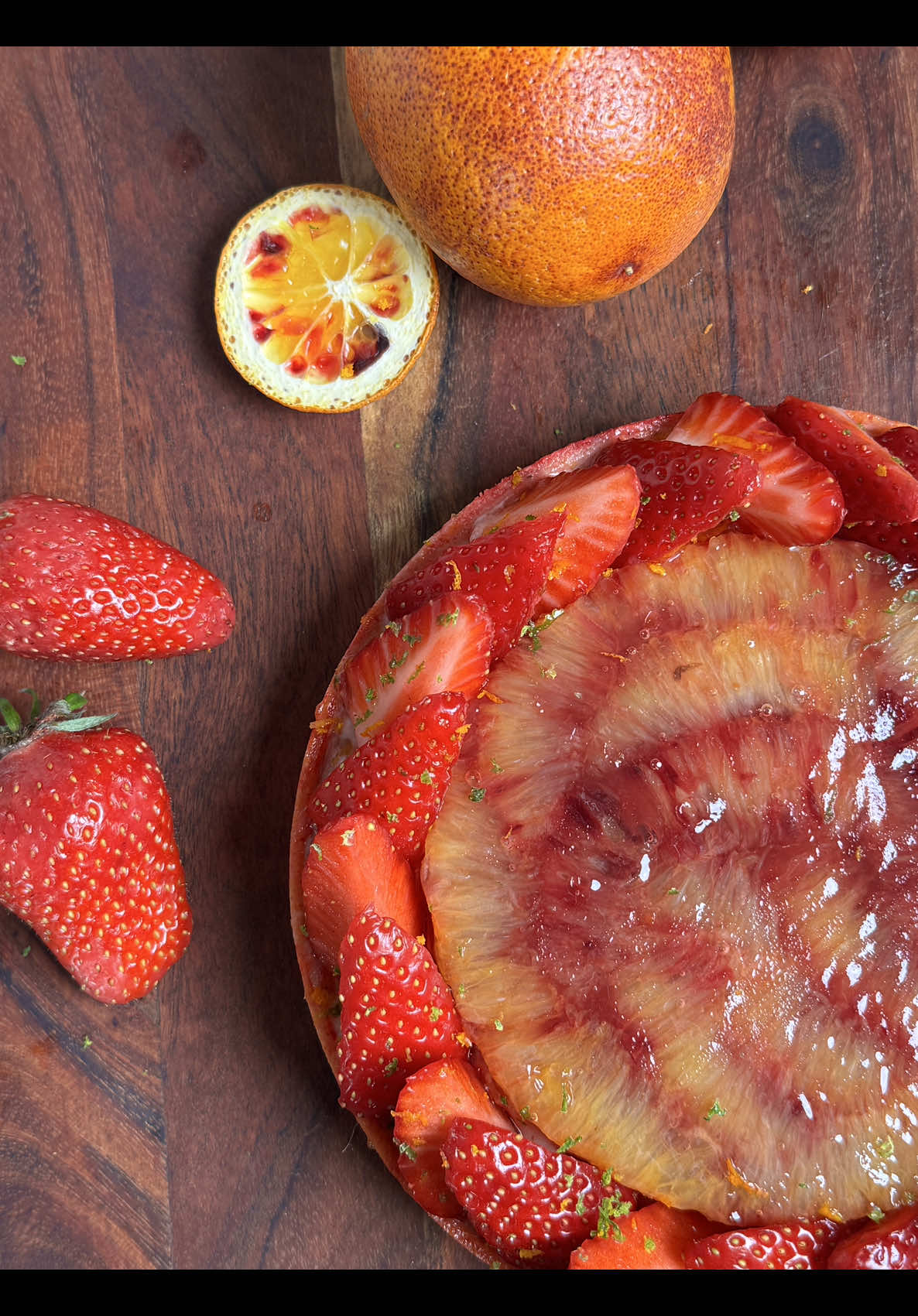 Tarte fraise orange sanguine - 🍓🍊Strawberry and blood orange tart !  📚Mon livre est disponible 📚 (Lien dans ma bio) - Pâte sucrée bicolore  - Crème d’amande fruits frais - Crémeux fraise  - Insert orange sanguine fraise  - Two-tone sweet pastry  - Fresh fruit almond cream - Strawberry cream  - Strawberry blood orange insert  Toutes mes recettes sont disponibles sur ma page Instagram (lien dans ma bio)  All my recipes are available on my Instagram page (link in my bio)  #patisserie #pastry #dessert #tarte #tart #strawberry #fraise #orange #Recipe #recette #FoodLover 