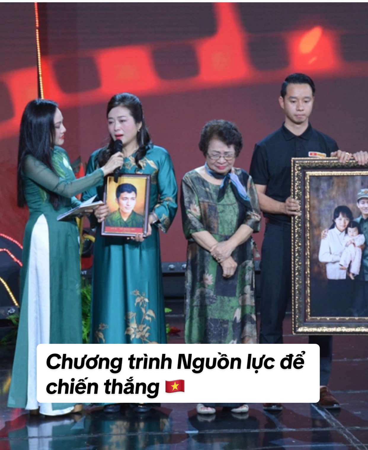 Cả khán phòng xúc động khi xem phóng sự và sự xuất hiện của hai mẹ con, vợ của liệt sĩ Đỗ Trọng Hải #lichsuvietnam #xuhuong #vietnam #giaiphongmiennam #foryou #quocphongvietnam 