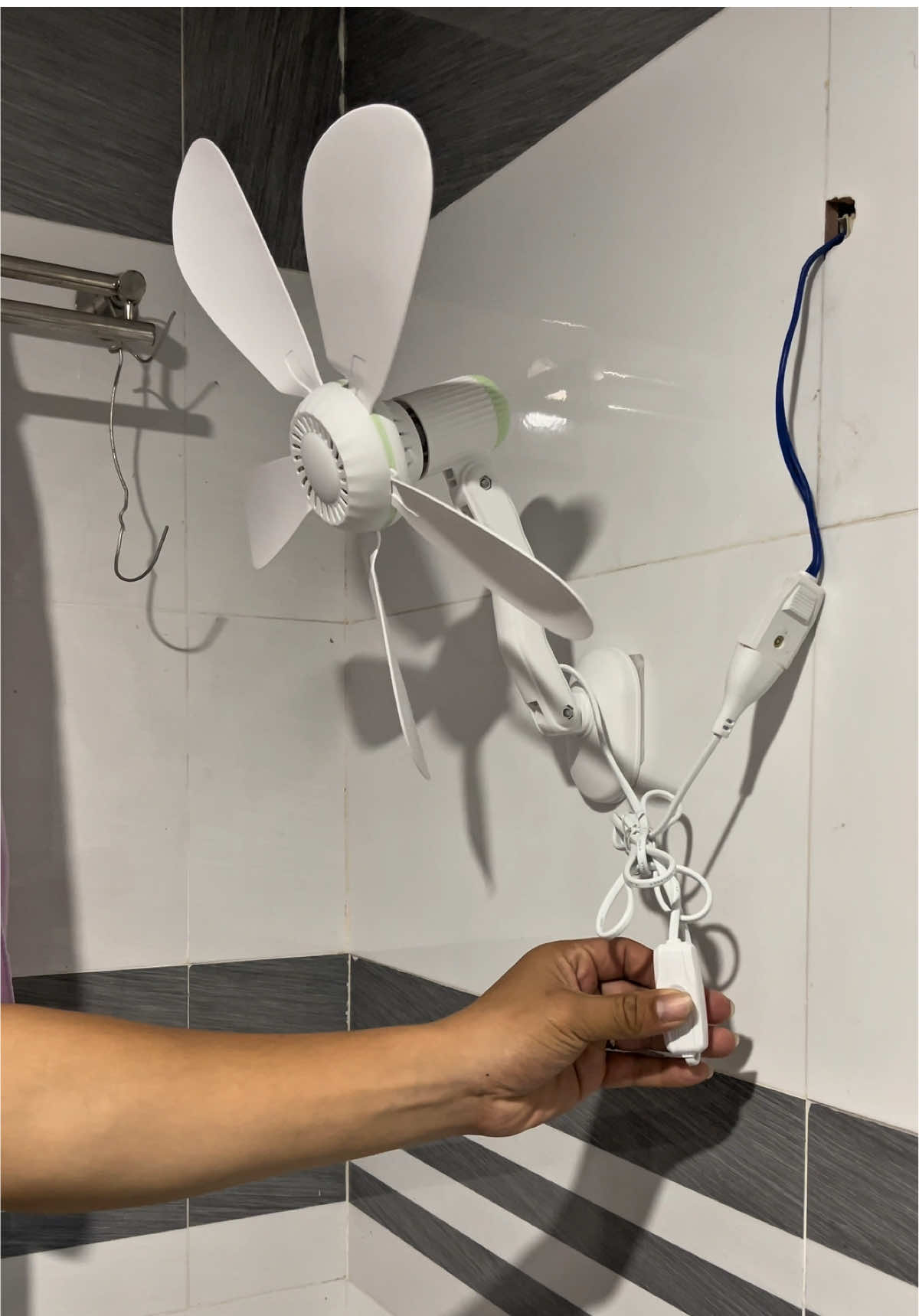 Quạt dán tường đa năng, dùng để gắn nhà bếp, nhà tắm, hoặc bàn làm việc #quatdep #quatdanang #quatnhavesinh #quattreotuong #quatthongminh #quattreo #quattienloi 