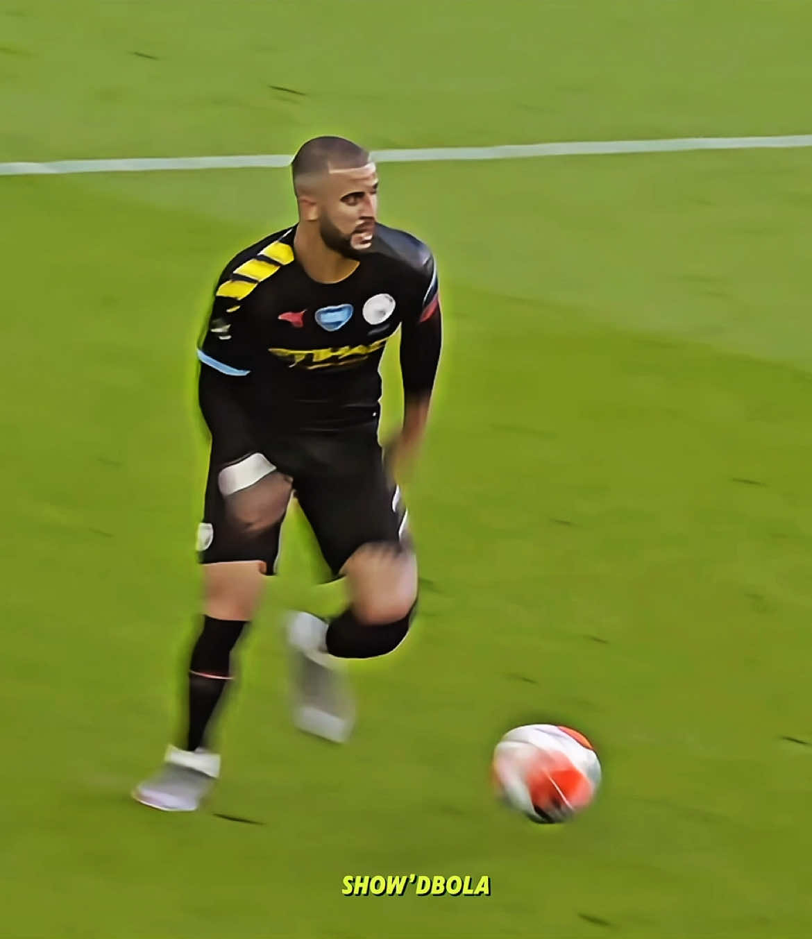 Kyle Walker é um dos jogadores mais rápidos do futebol moderno. Quando ele acelera, não há quem o alcance. Sua explosão impressionante não só o permite recuperar terreno rapidamente, mas também sair atrás e chegar à frente do adversário com facilidade. E quando ataca, ele coloca a bola na frente e ninguém consegue pegá-lo. Cada corrida sua é um espetáculo. #walker #footballtiktok #moment #foryour 