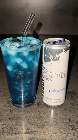 - xarope Curaçau blue e açúcar na borda do copo  - bastante Gelo  - energético sabor açaí e côco  - glitter comestível  . . Desbloqueie o seu drinkero interior com o nosso treinamento online, aprofunde seus conhecimentos e prepare drinks perfeitos!  ➡️ Descubra os segredos por trás dos seus coquetéis favoritos e impressione a todos. Pronto para misturar tudo?  Clique no link da Bio para se inscrever! 🔥🍸