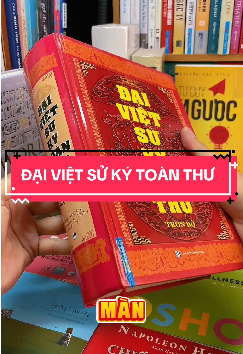 “Đại Việt Sử Ký Toàn Thư” – Cuốn sách gối đầu giường của người Việt yêu lịch sử dân tộc! Nếu bạn từng tự hỏi: Tổ tiên ta đã dựng nước, giữ nước và vượt qua giặc ngoại xâm như thế nào? – thì đây chính là cánh cửa đưa bạn trở về hàng ngàn năm oanh liệt của dân tộc Việt Nam. Tác phẩm đồ sộ này được biên soạn từ thời nhà Lê, là bộ quốc sử chính thống đầu tiên của nước ta, ghi chép từ thời Hồng Bàng đến hết triều đại nhà Trần – với những sự kiện lịch sử, nhân vật kiệt xuất và bài học trị quốc an dân vẫn còn nguyên giá trị tới ngày nay. Bạn là học sinh, người yêu sử, hay đơn giản chỉ muốn hiểu sâu hơn về nguồn cội dân tộc? Hãy sở hữu ngay “Đại Việt Sử Ký Toàn Thư” để tự hào khi nhắc đến hai chữ “ĐẠI VIỆT”! Một cuốn sách không chỉ để đọc – mà là để ghi nhớ và truyền lại.#tiemsachbinhyen #BookTok #sachhay #sách #reading #daivietsukytoanthu #lichsuvietnam 