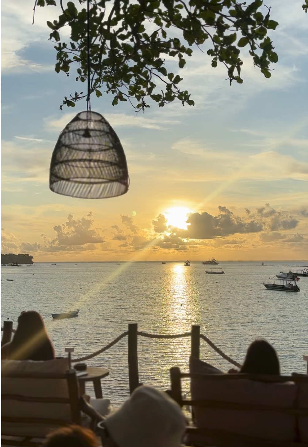 opacoraphile 🌅🧡 📍La Bianca Lembongan #nusalembongan #nusalembonganisland #nusalembonganbali #sunset #lembongan #nusaceningan #ceninganisland #nusaceninganbali #bali #ceningan 