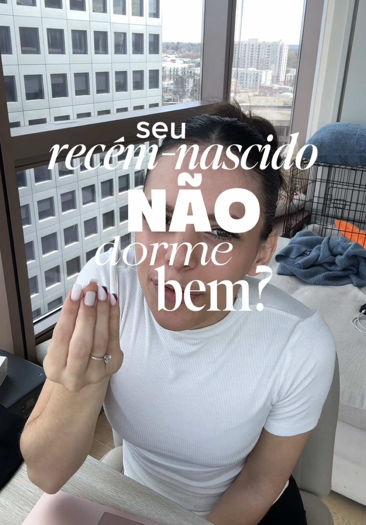 Mas o que significa ‘dormir mal’ em um recém-nascido? Antes de pensar que o ambiente é o vilão do sono, é fundamental garantir que todas as caixinhas da alimentação estejam ticadas: bebê bem alimentado, com pega adequada e mamadas eficientes. Mas se mesmo assim o sono segue agitado despertares frequentes, pode ser que ele só precise de um ambiente mais aconchegante — e é aí que entra a máquina de ruído branco. Lembrando que é totalmente normal um RN acordar de 2-3 horas durante as primeiras semanas de vida, ainda mais se for exclusivamente amamentado! Mas menos que isso não é normal e precisa ser investigado!  #maedeprimeiraviajem #maternidade #doula #vidademaereal #maternidadereal💖 #maternidadesemneura #maternidadenuaecrua #recémnascido #sonodobebê #sonosaudável #cuidadosinfantis 