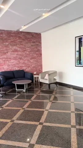 الـتـفاصيل 👇🏻 شقة راقية للإيجار في برج بن سلطان ريزدنس 📍الظهران - حي الدوحة الجنوبيه على طريق الملك سعود، بالقرب من تقاطع طريق الملك سلمان.  فرصة مميزة للسكن في واحدة من أرقى المجمعات السكنية المتكاملة في الظهران، موقع استراتيجي يجمع بين الهدوء والقرب من الخدمات. تفاصيل الشقة: 	•	الموقع: برج بن سلطان ريزدنس – حي الدوحة، الظهران (بالقرب من العليا) 	•	المساحة: 190 متر مربع 	•	المداخل: مدخلين 	•	المكونات: 	•	مجلس رجال 	•	غرفة طعام 	•	صالة مع بلكونة 	•	مطبخ راكب بالكامل 	•	غرفة عاملة منزلية مجهزة 	•	غرفة غسيل 	•	غرفتين نوم مزودة بخزائن ملابس مرافق المشروع: 	•	نادي رياضي للرجال 	•	نادي رياضي للسيدات 	•	صالون نسائي 	•	مراكز ترفيهية 	•	مراكز للحِرَف 	•	صالات انتظار 	•	نظام أمني متكامل وحراسة على مدار 24 ساعة ⚠️لجدولة موعد للمعاينة، يرجى التواصل مباشرة مع المالك عبر الرقم التالي: +966 55 327 1369 ⸻