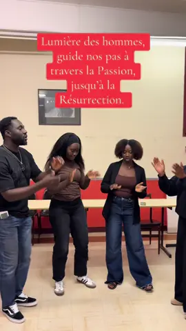 Lumière des hommes, nous marchons vers Toi… En ce dimanche des Rameaux, entrons dans la lumière du Christ qui nous mène vers la Croix et la Résurrection. Hosanna au Fils de David ! #cotedivoire🇨🇮 #Église #Chorale 
