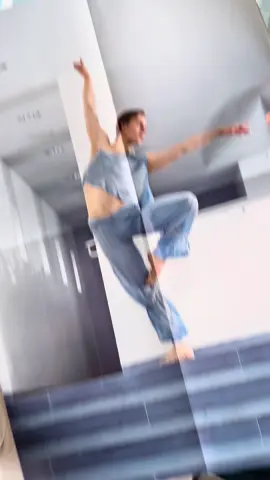 Julistepoika täällä terve!😂🤷🏼‍♂️ #koululainen #juliste #tanssi #baletti #fyp #ballet #dancer 