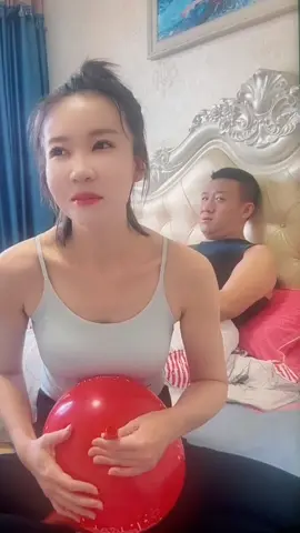 🇨🇳부인은 고무풍선으로 방귀소리에 남편은 속고있다 계속방귀소리에 기겁을.👸👸👸