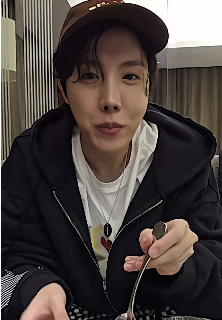 temenin dia makan, ternyata lucuk juga lama-lama >< #jhope #live #weverse #junghoseok #bts 
