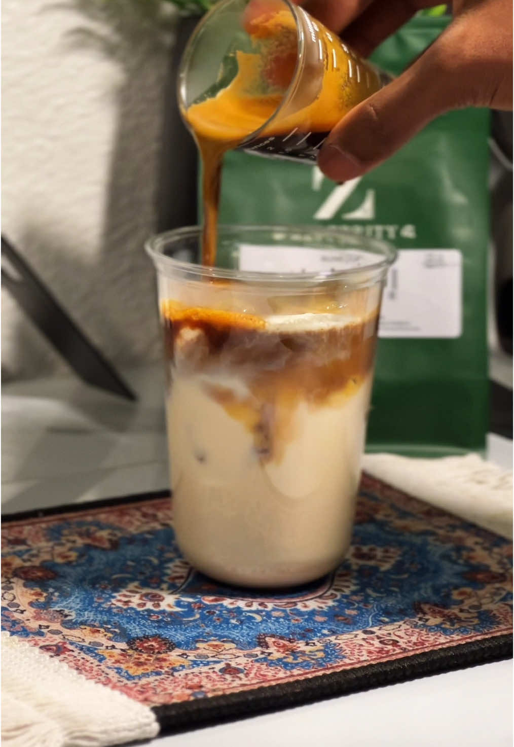 مع الصيف لازم شي بارد 🤩🤍🤍 الوصفة: 180 حليب ، 40 كراميل ، نيستلا 20 . #سبانش_لاتيه #اسبرسو #espresso #coffee #v60coffee #v60 #viral #فولو #لايك #الشعب_الصيني_ماله_حل😂😂 #follow #like #oops_alhamdulelah #viralvideo #