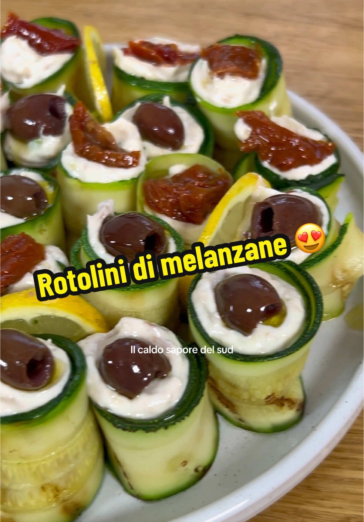 Ingredienti per fare gli Involtini freddi di zucchine grigliate con tonno 2 zucchine (grande) 200 g formaggio spalmabile 200 g tonno sott’olio (sgocciolato) 1 limone (succo e scorza) 1 ciuffo prezzemolo 50 g maionese q.b. olive (per guarnire) q.b. pomodori secchi sott’olio (per guarnire) 1 pizzico sale #ilcaldosaporedelsud 