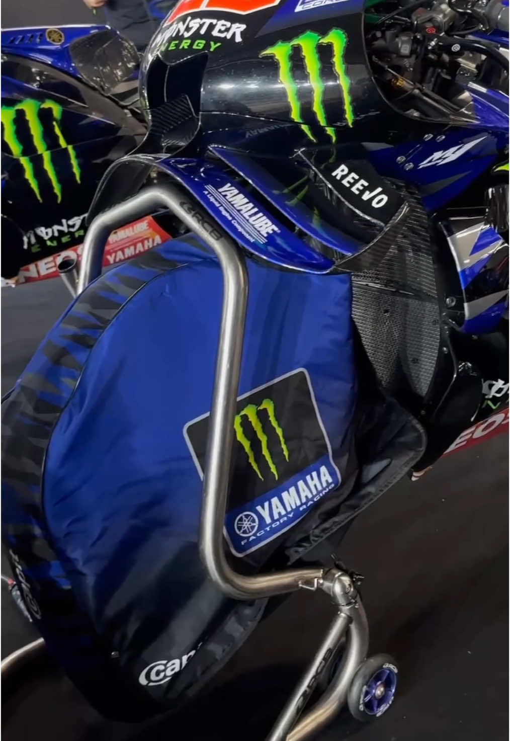 The Qatar GP is the only night race on the MotoGP calendar, and it comes with unique challenges, one of which is the high temperatures during the day and the temperature drop at night 📈📉 But not to worry: we came prepared with some new tyre warmers to keep our tyres nice and toasty 🛞🔥 #MonsterYamaha | #YamahaMotoGP | #YamahaFactoryRacing | #MotoGP | #QatarGP 
