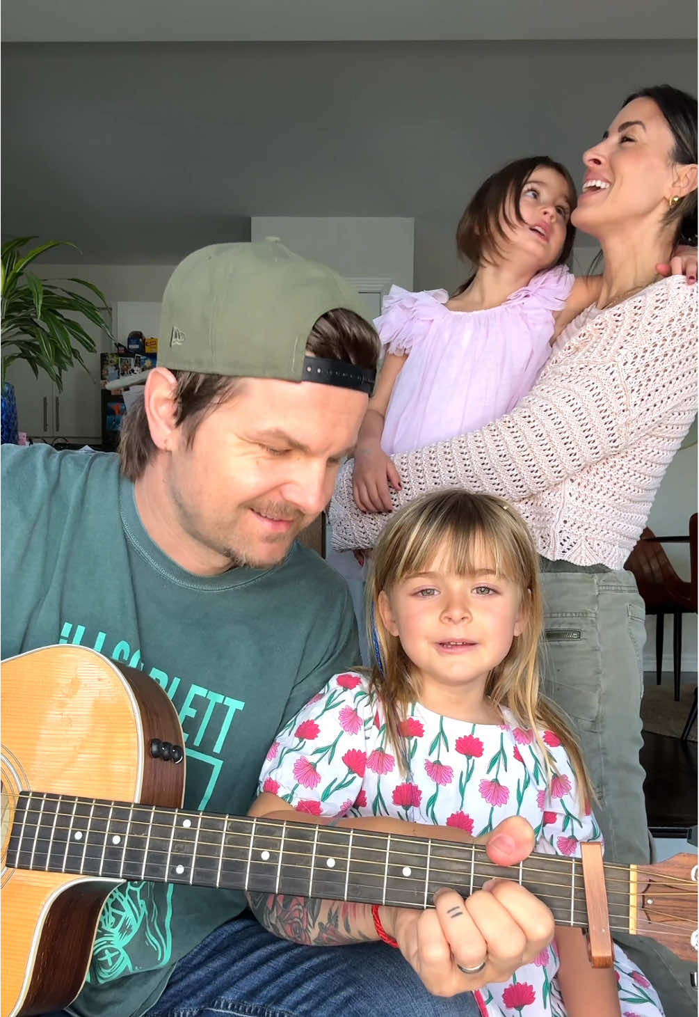 Pior’chellaaa  Sundays are for fam jams 🫶🏻 I’m trying to get the girls used to staying on the root while I do harms, work in progress haha.  Swav and I have always loved this song by The Cranberries and the girls have been loving the @Royel Otis cover. Soooo good. Happy Sunday! . . #linger #cover #music