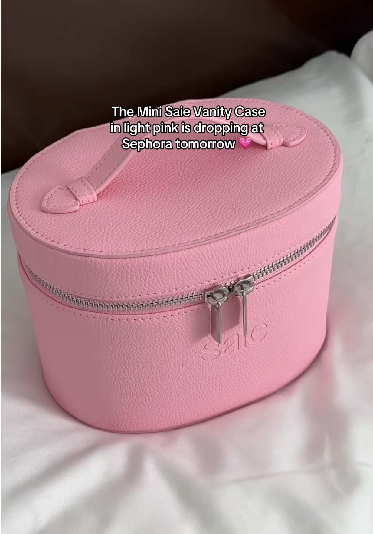 Available tomorrow – The Mini Vanity Case in Light Pink exclusively launching @sephora and @sephoracanada. Just in time for the last day of the Sephora Savings Event! 🩷 Launching April 14th at 9am PST/12pm EST* exclusively online at Sephora and Sephora Canada ONLY. *Please note: This launch time is an estimate and we cannot guarantee exact release times on Sephora.com. We highly recommend checking the Sephora site before and after the listed time. #saievanitycase #saiemakeupbag #saiebeauty #sephorasale 