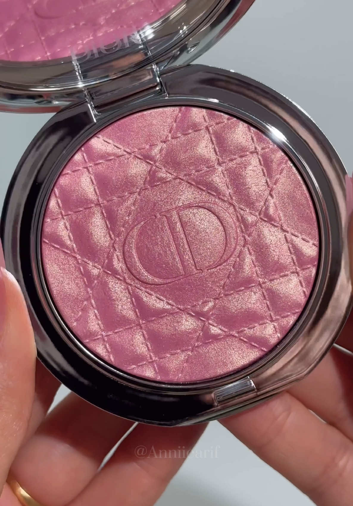 @Diorbeauty Forever Glow Luminizer ✨ This ultra-fine highlighter is infused with iris extract and hyaluronic acid to give a smooth, radiant finish without looking cakey.  It melts into the skin like a dream and gives that soft-focus glow we all love! Perfect for that natural lit-from-within look.  Shade 04 Pink Strobe  #diorbeauty #diormakeup #highlighter PR ♡ ♡ ♡ ♡ ♡ ♡ ♡ ♡ ♡ ♡ ♡Cute • Beauty • Clean Aesthetic • Vanity Makeup • ᴠɪʀᴀʟʀᴇᴇʟs • Makeup Reels • Makeup • Cute Makeup • Wake Up And Makeup • Viral Makeup • Viral Beauty • Viral Makeup • Trending Beauty • Makeup Closeup • Makeup Therapy • Soft Girl • Soft Girl Aesthetic • Pinterest Girl • Uk Blogger • London • New Makeup • Pink Aesthetic • Beauty Reels • Beauty Products • Makeup Reel • Makeup Girl • That Girl Aesthetic • Ugc Creator • Beauty Favorites • Viral Products • Uk Beauty Blogger • ♡ #makeupreview #makeup #newmakeup #dewyskin #viralmakeup #viralmakeupproduct #maquillaje #girls #pink #UGCCreator #MakeupUnboxing #BeautyFavorites #CleanGirlAesthetic #ItGirl #MakeupNews #BeautyHaul #Pinterest #ThatGirlAesthetic #ViralProducts #VanityMakeup #ViralBeauty #fyp #trendingreels #igreel