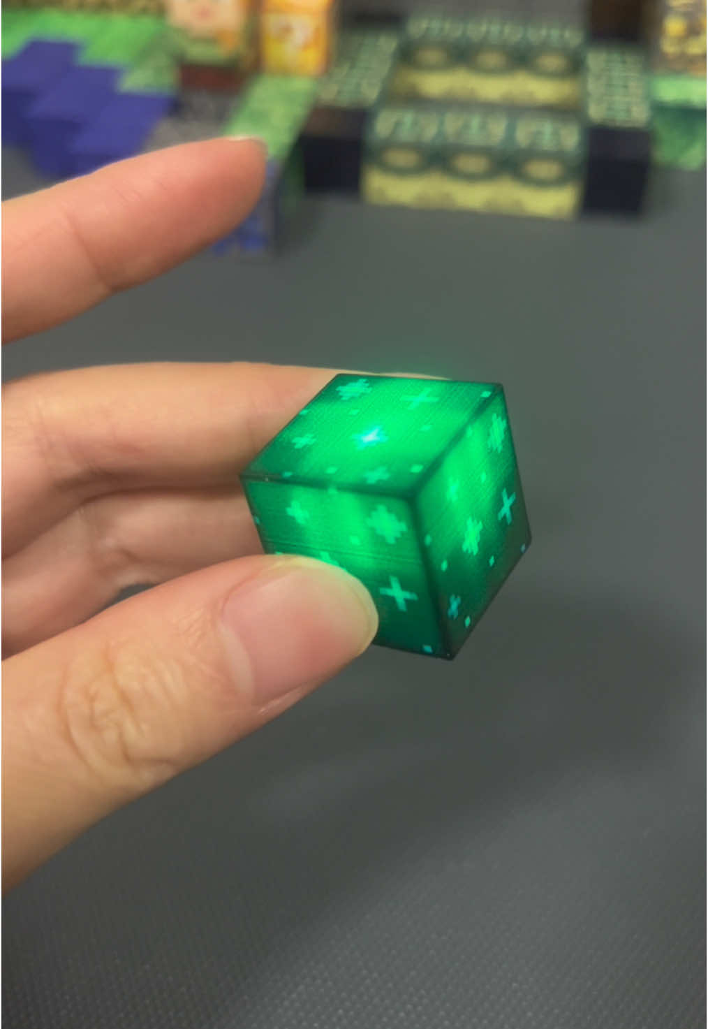 How does the magnetic block glow? #Minecraft #minecraftblocks #magnetic #withlight #buildingblocks #minecraftideas #creative #fyp 