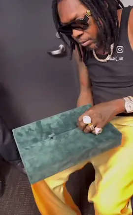 Drake gifted kartel a chain last night at Barclays center #drake #chain #vybzkartel #jamaicatiktok #foryoupage 