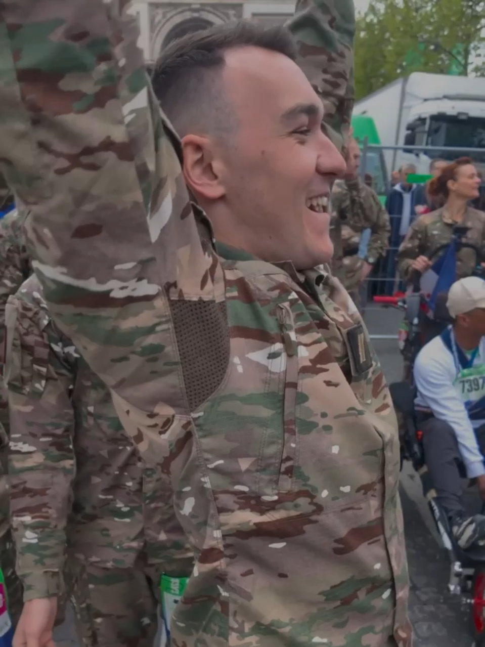 Nos soldats après 42,195km 💪 Ils sont encore en pleine forme ils pourraient presque enchaîner sur un second marathon…  Encore félicitations à nos sapeurs du 19e régiment du Génie pour cette incroyable performance !  On se dit rendez-vous à l’année prochaine pour un nouveau marathon de Paris🫡 #arméedeterre #marathon #marathondeparis #paris #soldats 