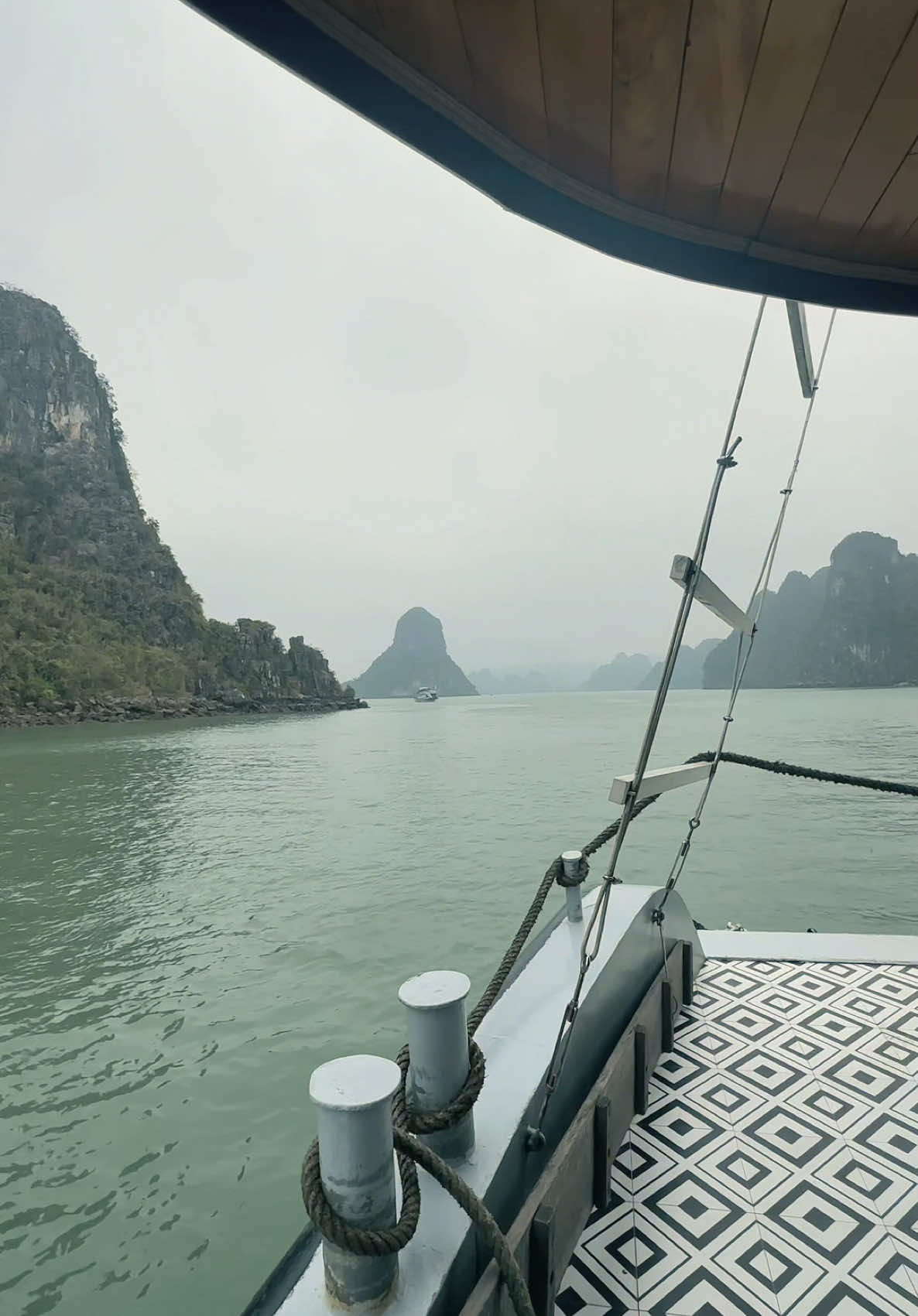 Ha Long Bay, Vietnam. Tempat indah di Vietnam utara yang wajib banget di kunjungi! Pemandangannya indah banget!  Tempat ini juga dipake syuting film Kong. Waktu terbaik mengunjungi Ha Long bay di musim panas yaa, biar bisa berenang atau main Kano #halongbay #vietnam #explorevietnam 