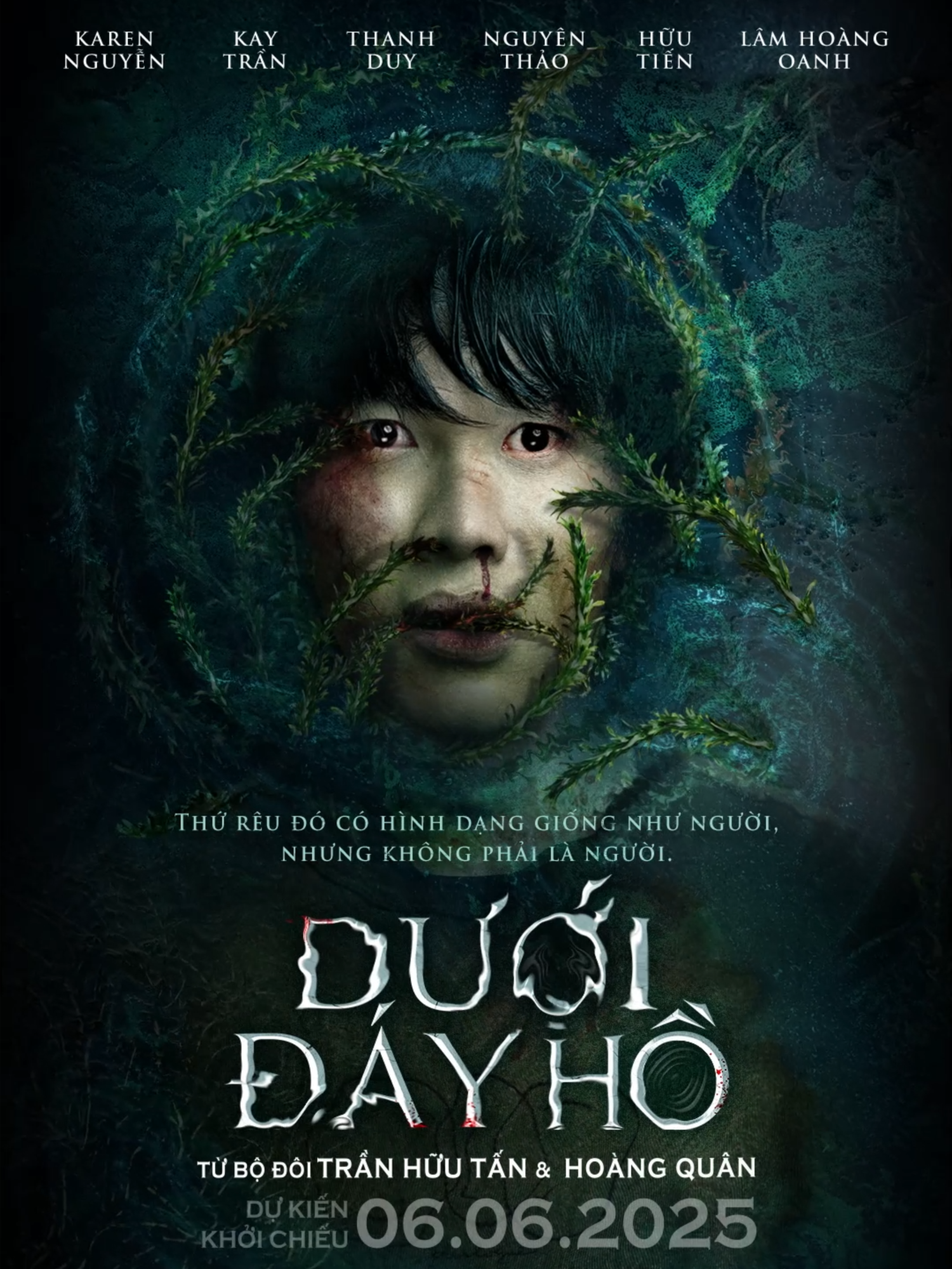 Cách thức Hồ T.ử Thần nuốt người được tiết lộ trong teaser poster Dưới Đáy Hồ 🫨 Một khoảnh khắc ám ảnh khi Trung “phó nháy” (Kay Trần) bị rêu ma quái trồi lên từ lòng hồ quấn lấy, kéo xuống giữa làn nước tưởng chừng tĩnh lặng. 😱  Thứ rêu đó có hình dạng giống như người… nhưng không phải là người!   🔥🏊 Phim điện ảnh Dưới Đáy Hồ 🍿 Dự kiến khởi chiếu 6.6.2025 🔥 #DướiĐáyHồ #ProductionQ #ProductionQ #KayTran#DuoiDayHo #newsrelease #tiktokgiaitri#filmtok