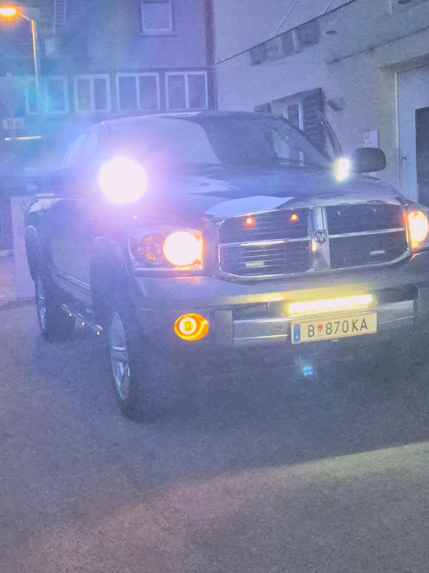 Jetzt geht's los mit lichter party😋 #v8power #redlightdistrict🚨🚨🚨 #orangelightclub #dodgeram #ram1500 #hemiv8 