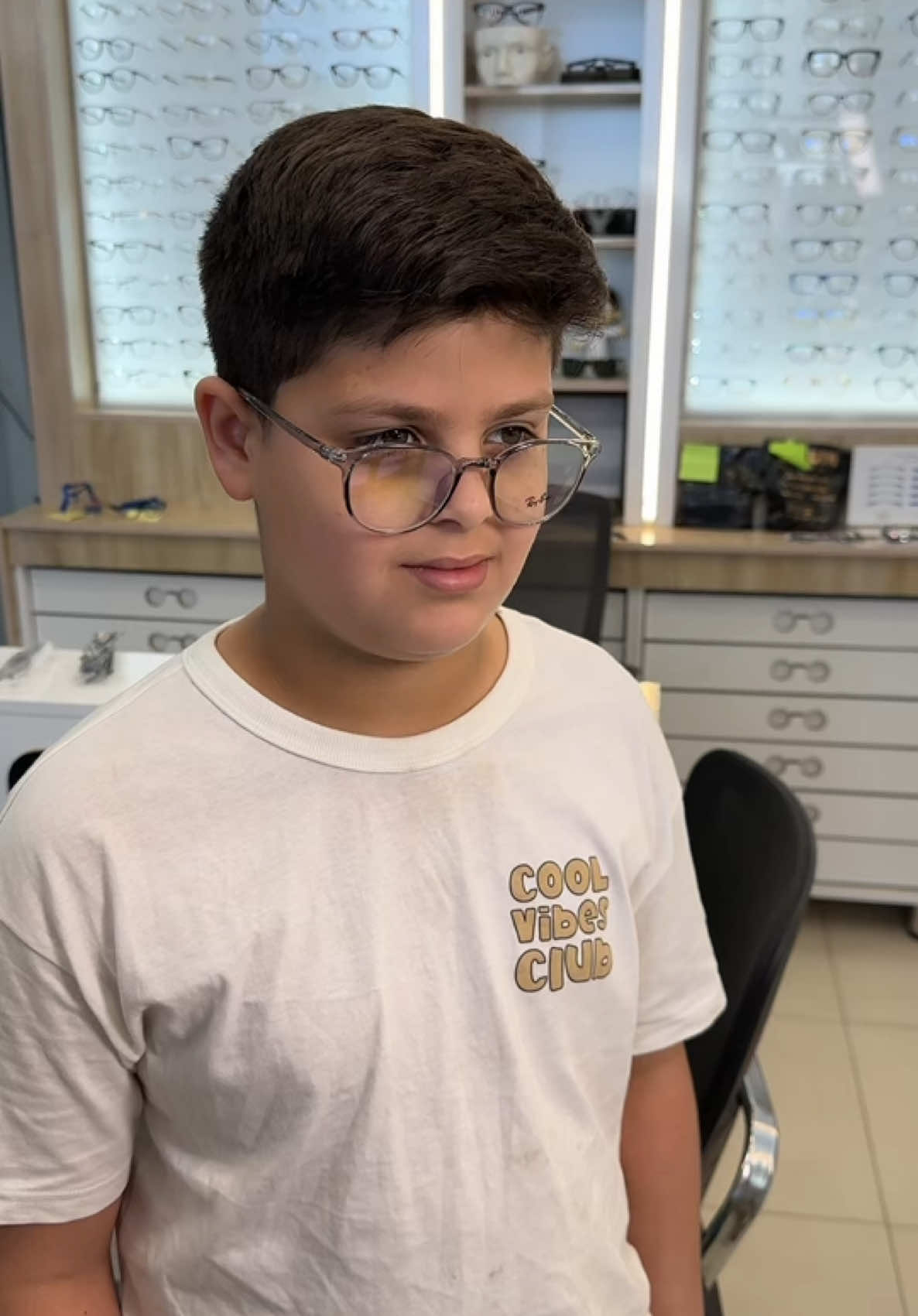 دائما مشكلة الأطفال النظارة توكع منهم باللبس و هواي اطفال ميحبون يحطون اللاستيكة او الخيط للنظارة الحل انو نستبدلة ب هاي القطعة السيليكون تكون خلف الأذن تمنع النظارة من السقوط و تمنع الطفل ينزل النظارة و يباوع من فوكاهة حتة يستفاد من النظارة ب صورة كاملة و تستخدم للكبار ايضا يعني الموضوع مامحصور للاطفال و متوفرة مجاناً ب كل فروعنة  #عوينات_گولدن 