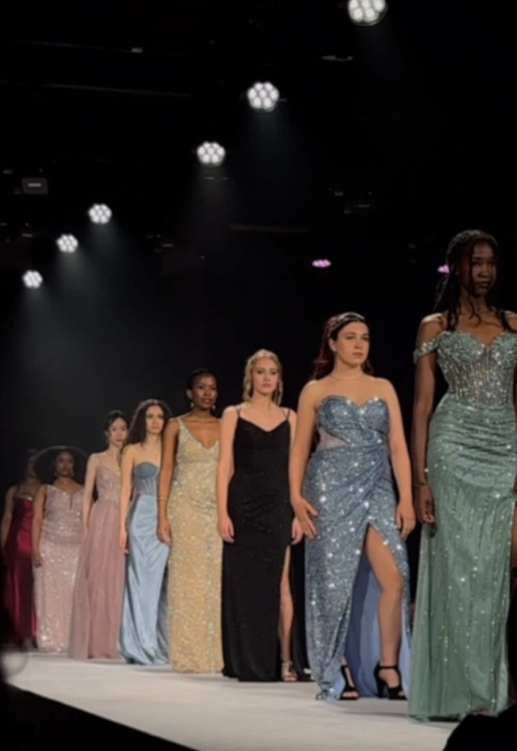 Spring inspiration fashion show!  💃 #fashionshow #model #catwalk 